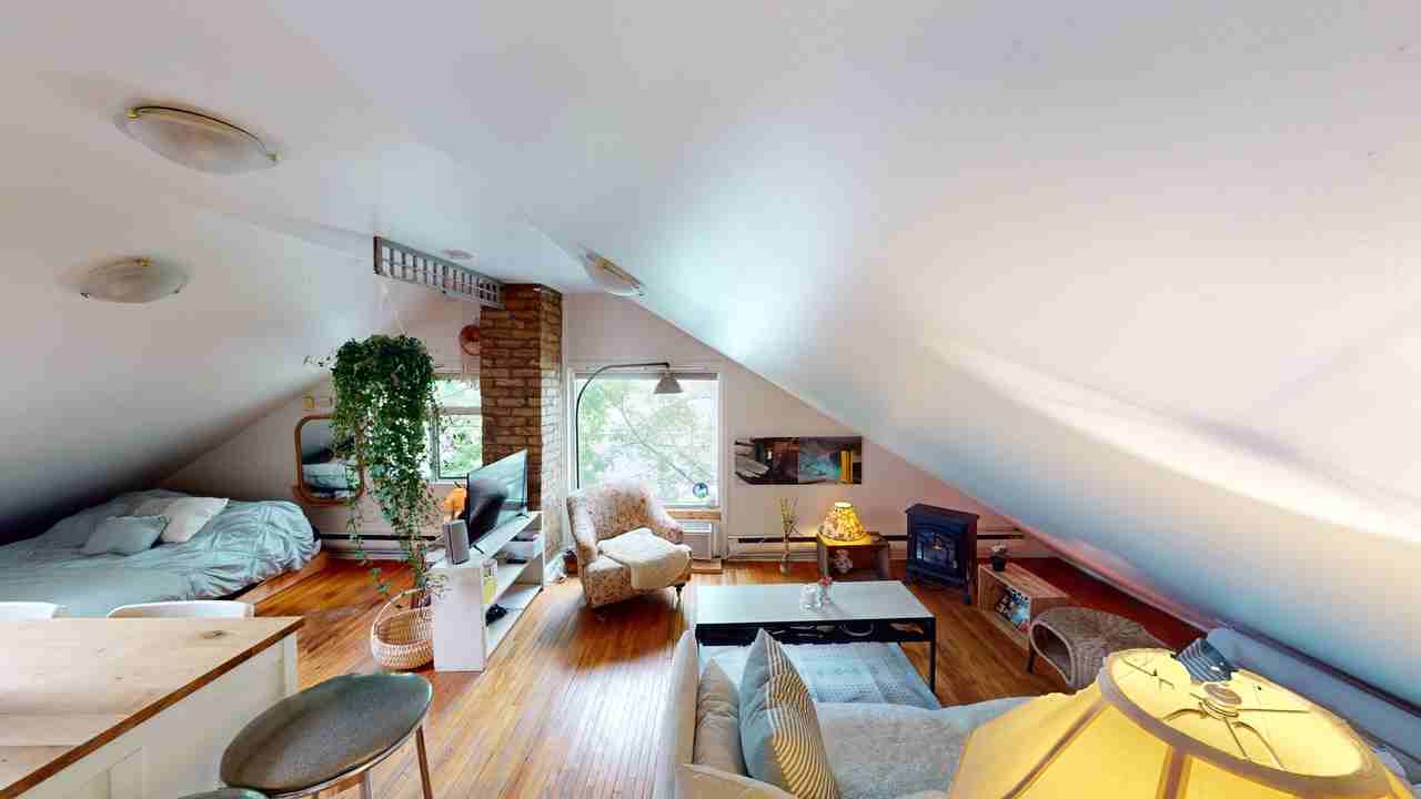 219 Bathurst St - Photo 5 of 17