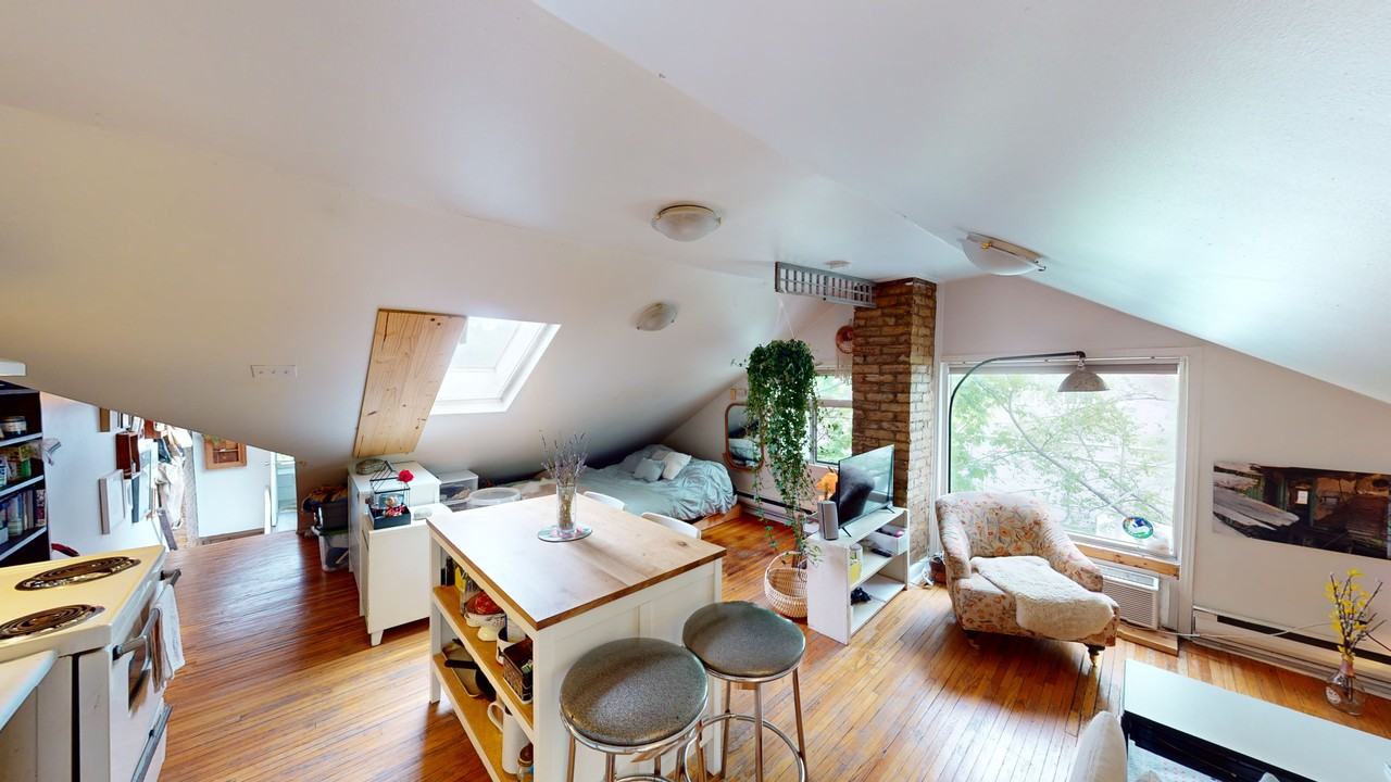 219 Bathurst St - Photo 6 of 17