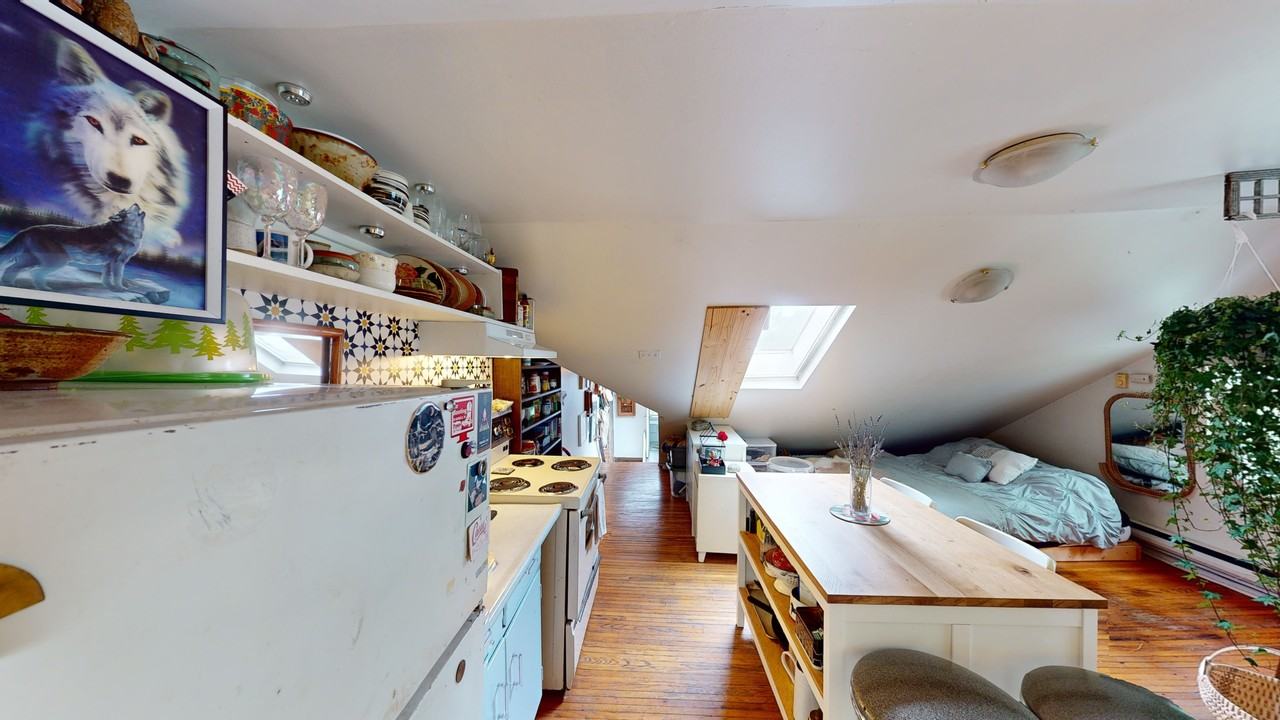 219 Bathurst St - Photo 7 of 17