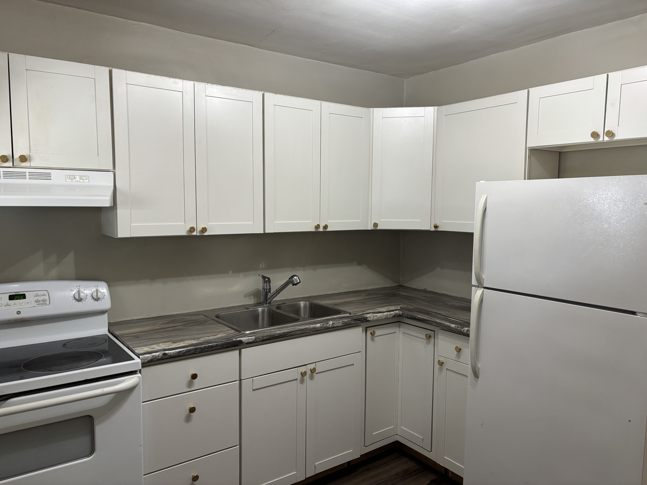 758 Cannon St E - Photo 3 of 12