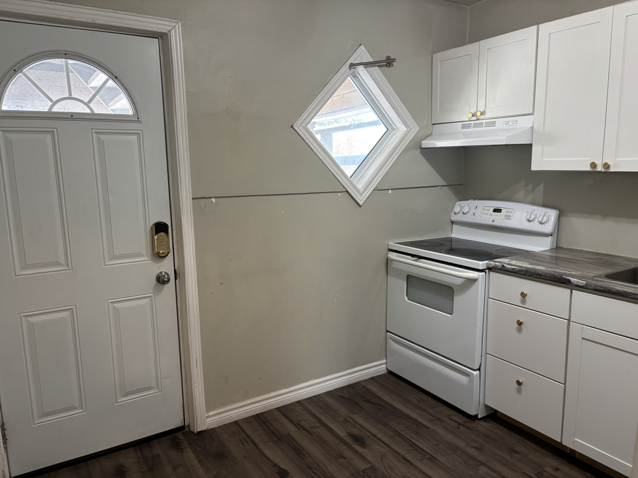 758 Cannon St E - Photo 6 of 12