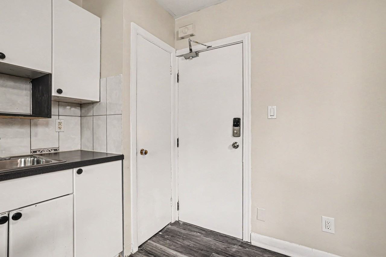 181 Carillon St #4 - Photo 3 of 16