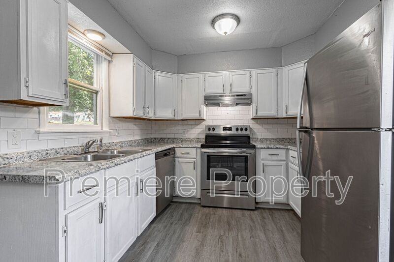 807 S Savage St - Photo 4 of 10