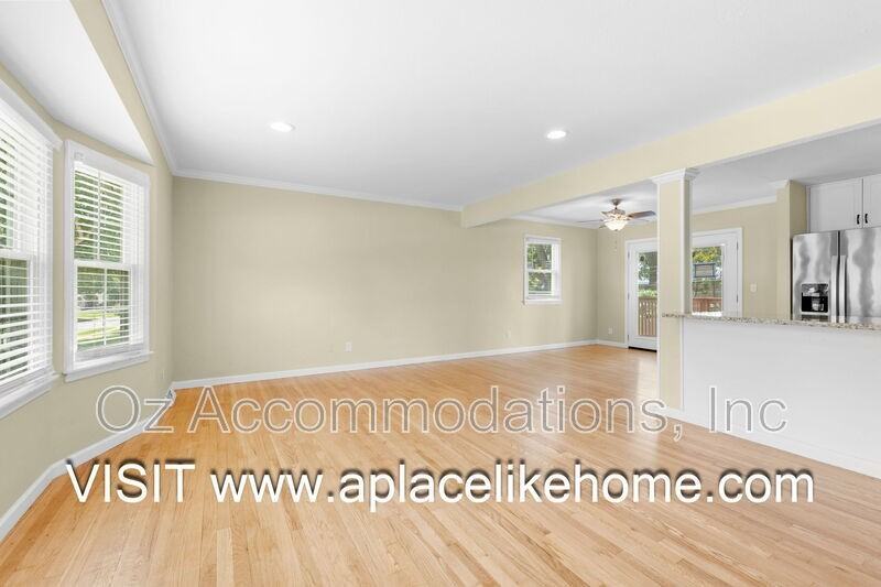 9514 Glenwood St - Photo 6 of 48
