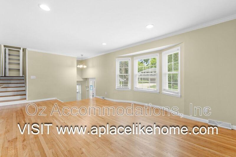 9514 Glenwood St - Photo 7 of 48
