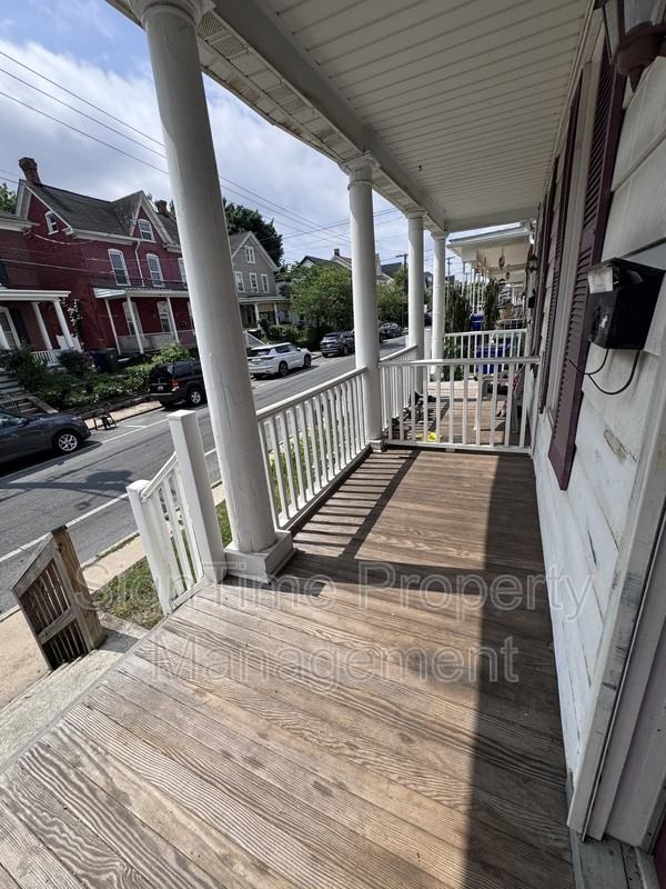 627 N Mulberry St - Photo 3 of 30