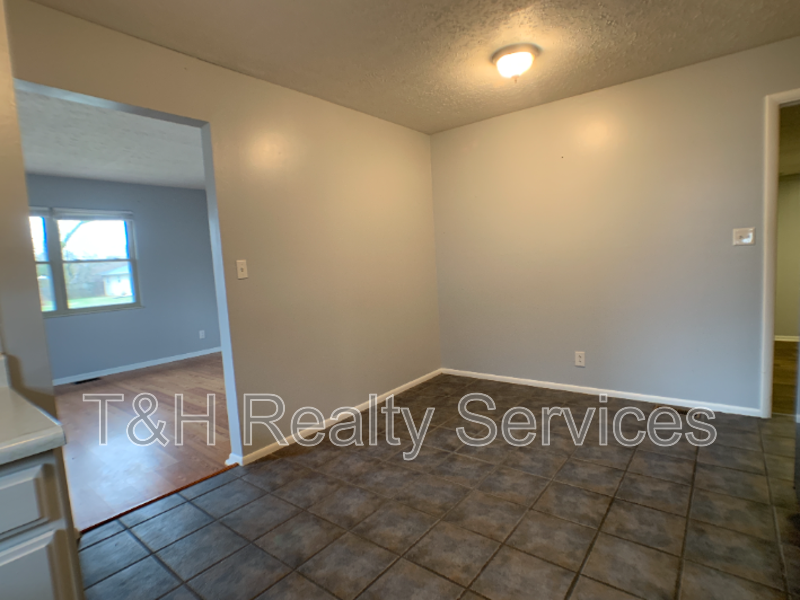 7649 Southfield Dr - Photo 4 of 20