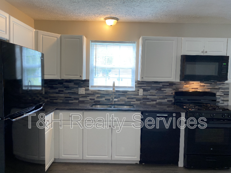 3008 N Pauline Ave - Photo 7 of 25