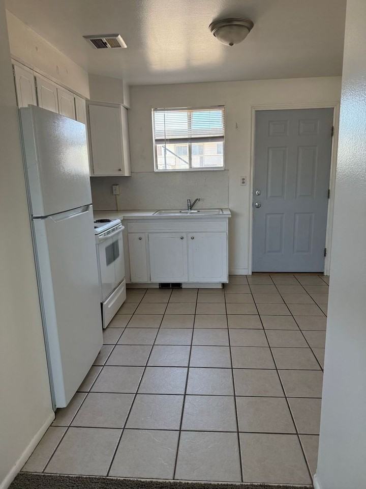 1585 S 800 E - Photo 4 of 11
