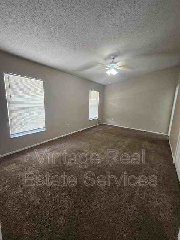 7708 Gulf Ct - Photo 3 of 18