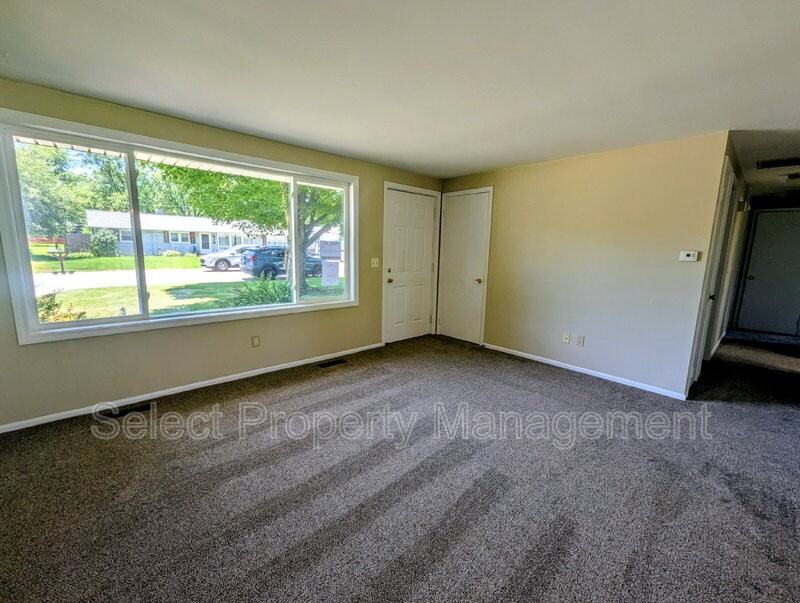 1419 Aberdeen Ln - Photo 3 of 19