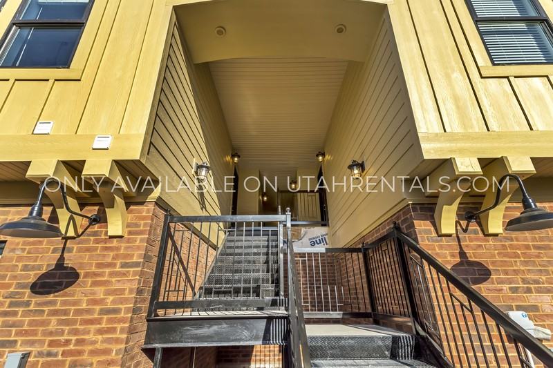 704 Sw #206 - Photo 2 of 25