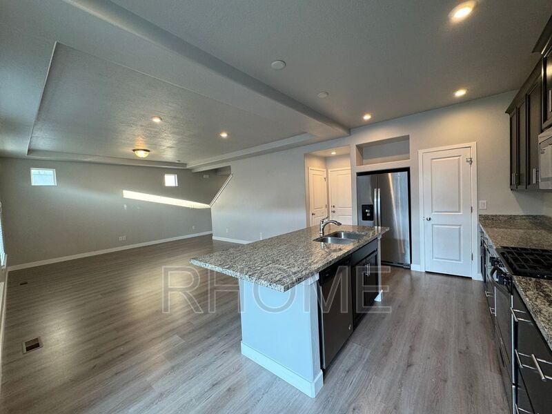 2527 N Wallace Way - Photo 4 of 11