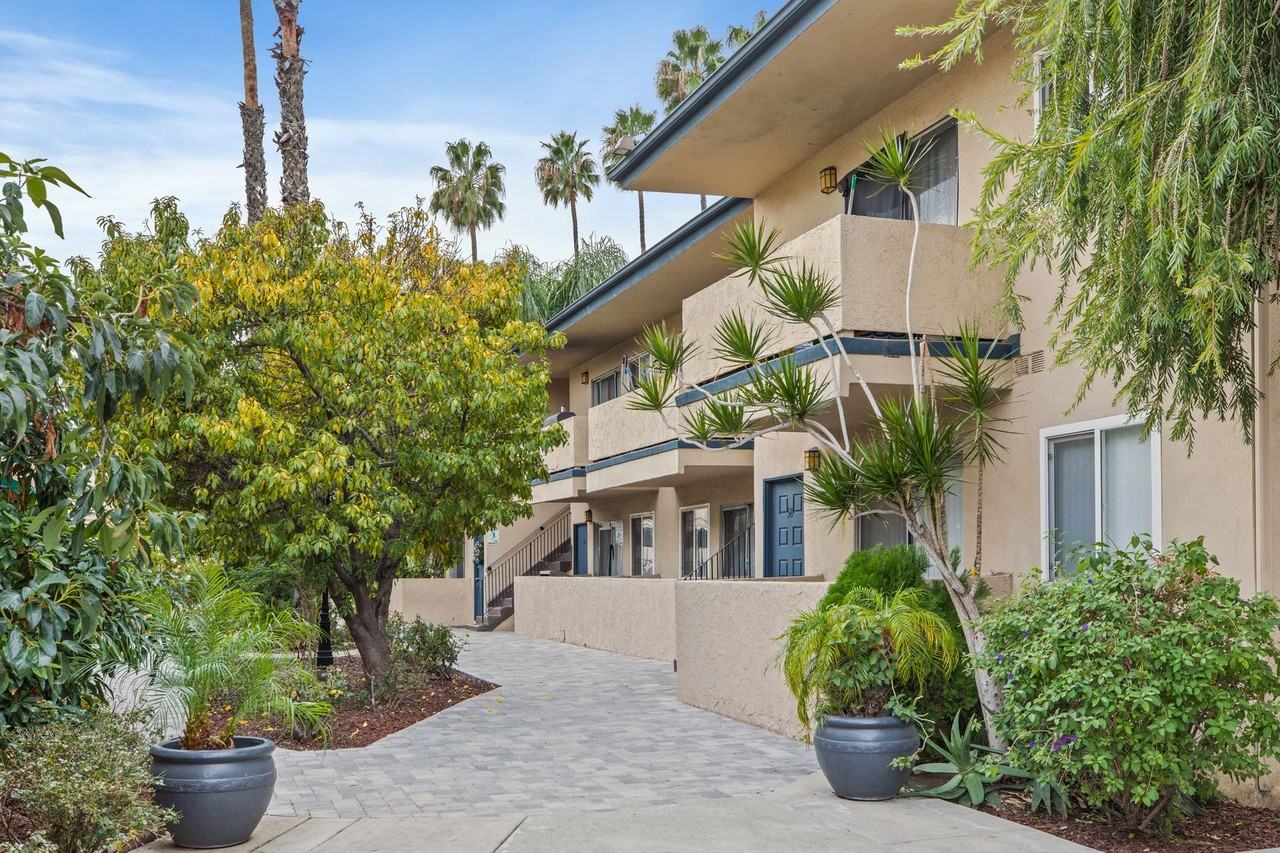 Tarzana Court Apartments - Photo 3 of 8