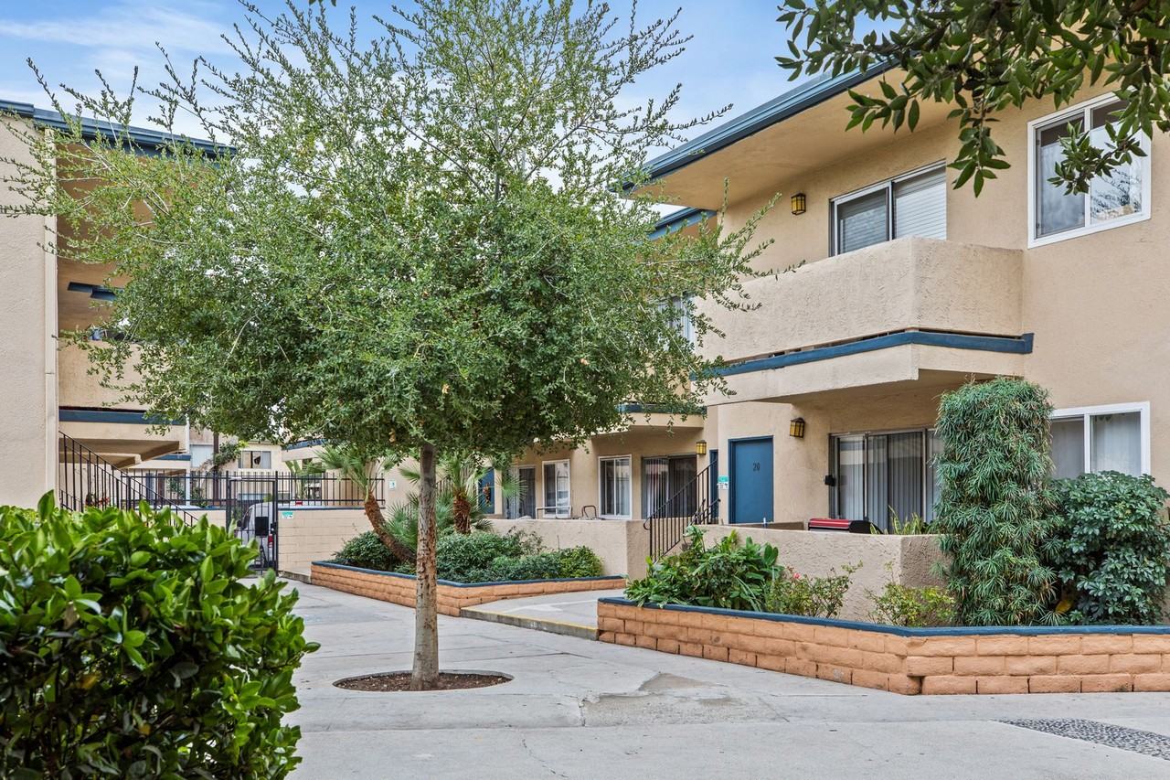 Tarzana Court Apartments - Photo 4 of 8
