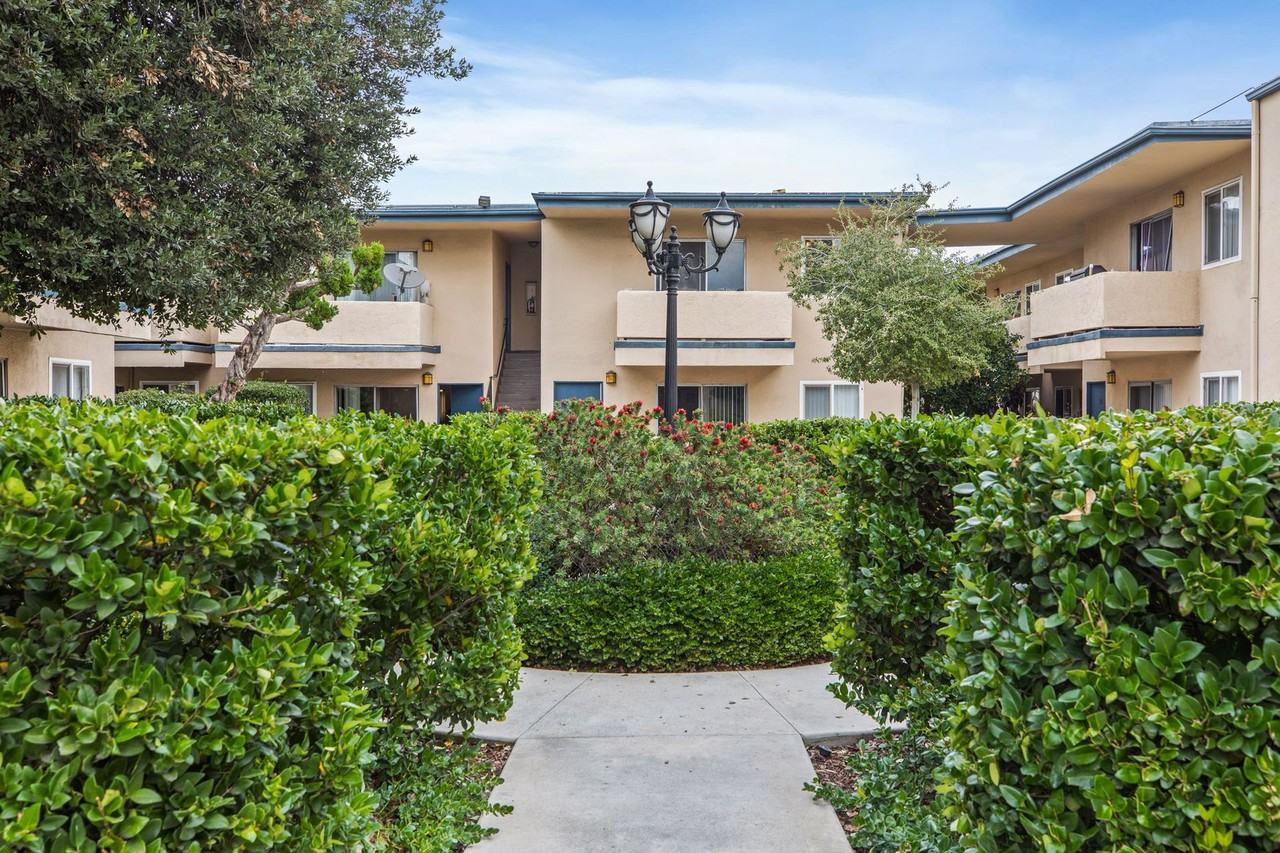 Tarzana Court Apartments - Photo 5 of 8