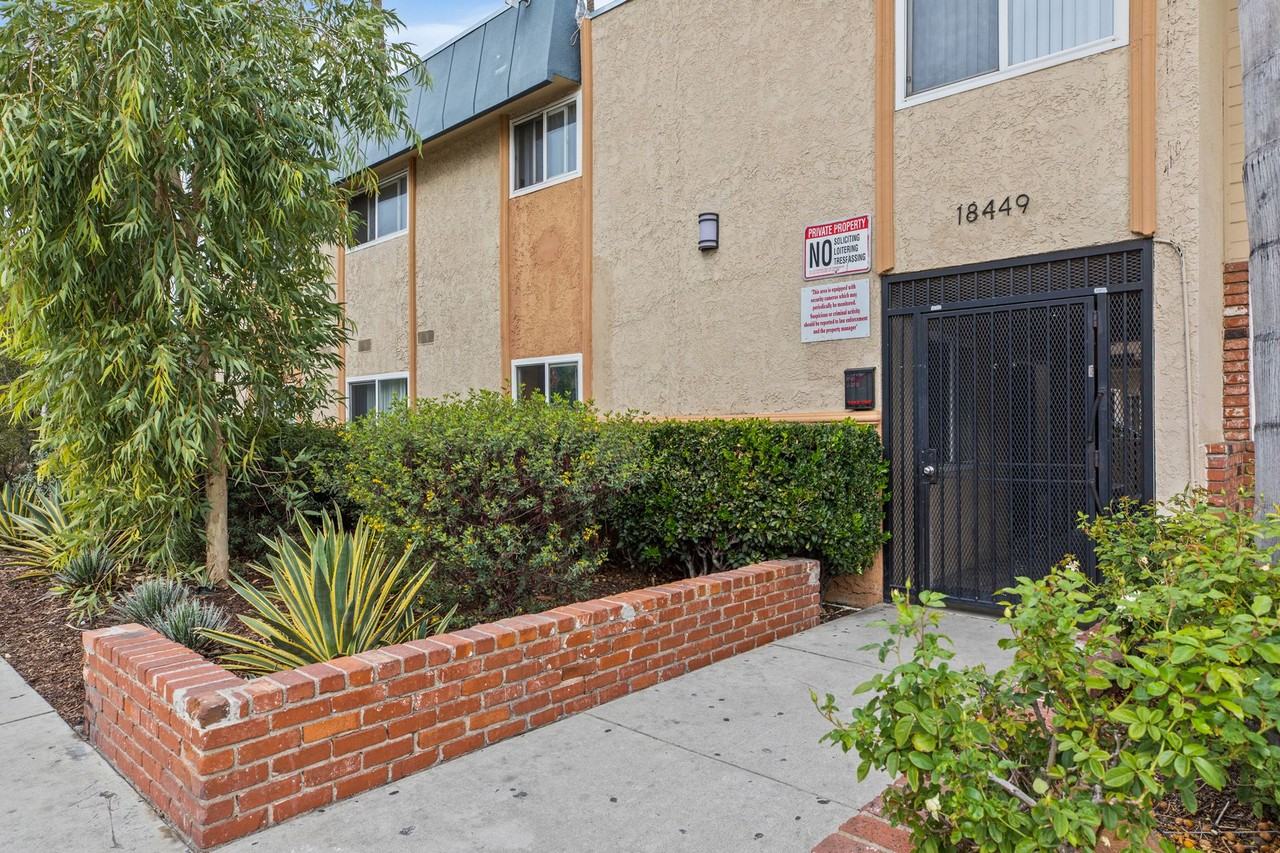 Tarzana Court Apartments - Photo 6 of 8