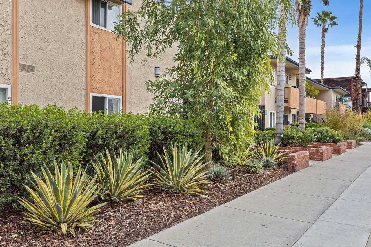 Tarzana Court Apartments - Photo 7 of 8