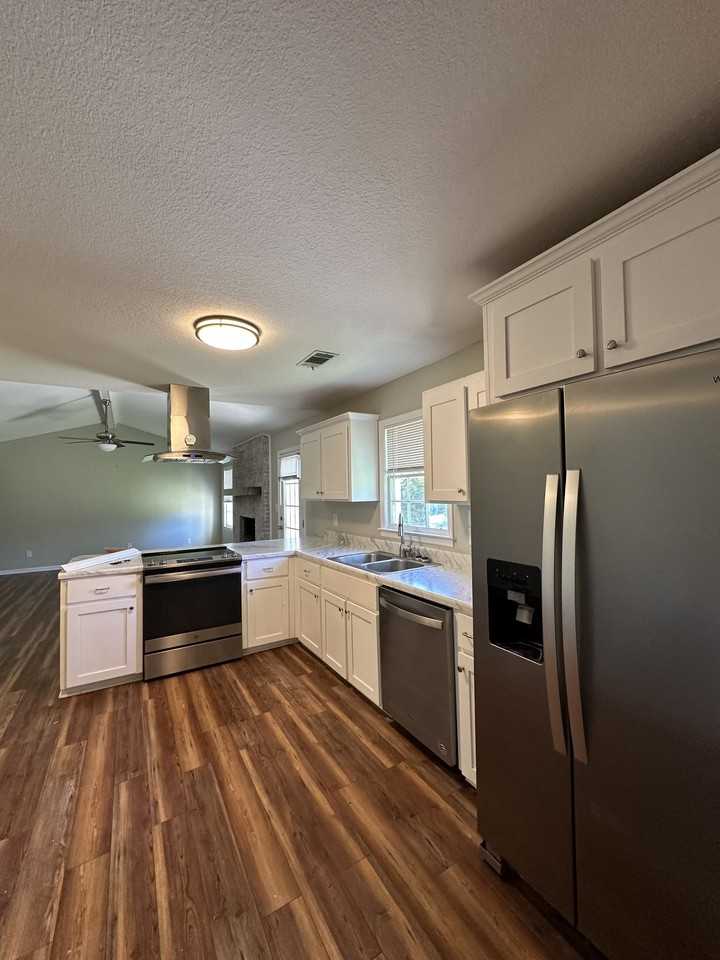 605 Honeysuckle Ln - Photo 5 of 11