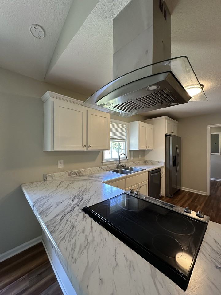 605 Honeysuckle Ln - Photo 6 of 11