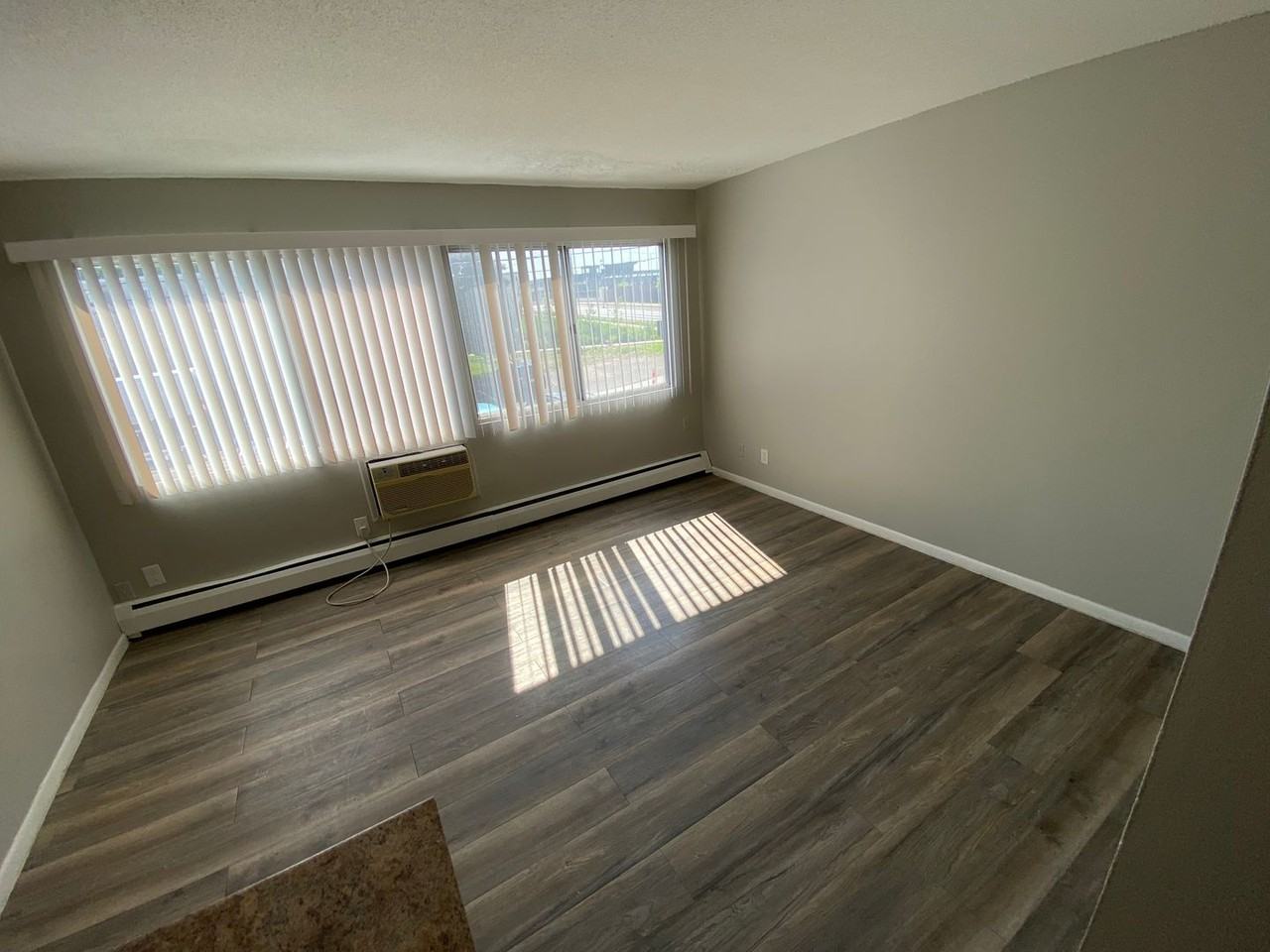 Eat Street Flat LLC - Photo 5 of 6