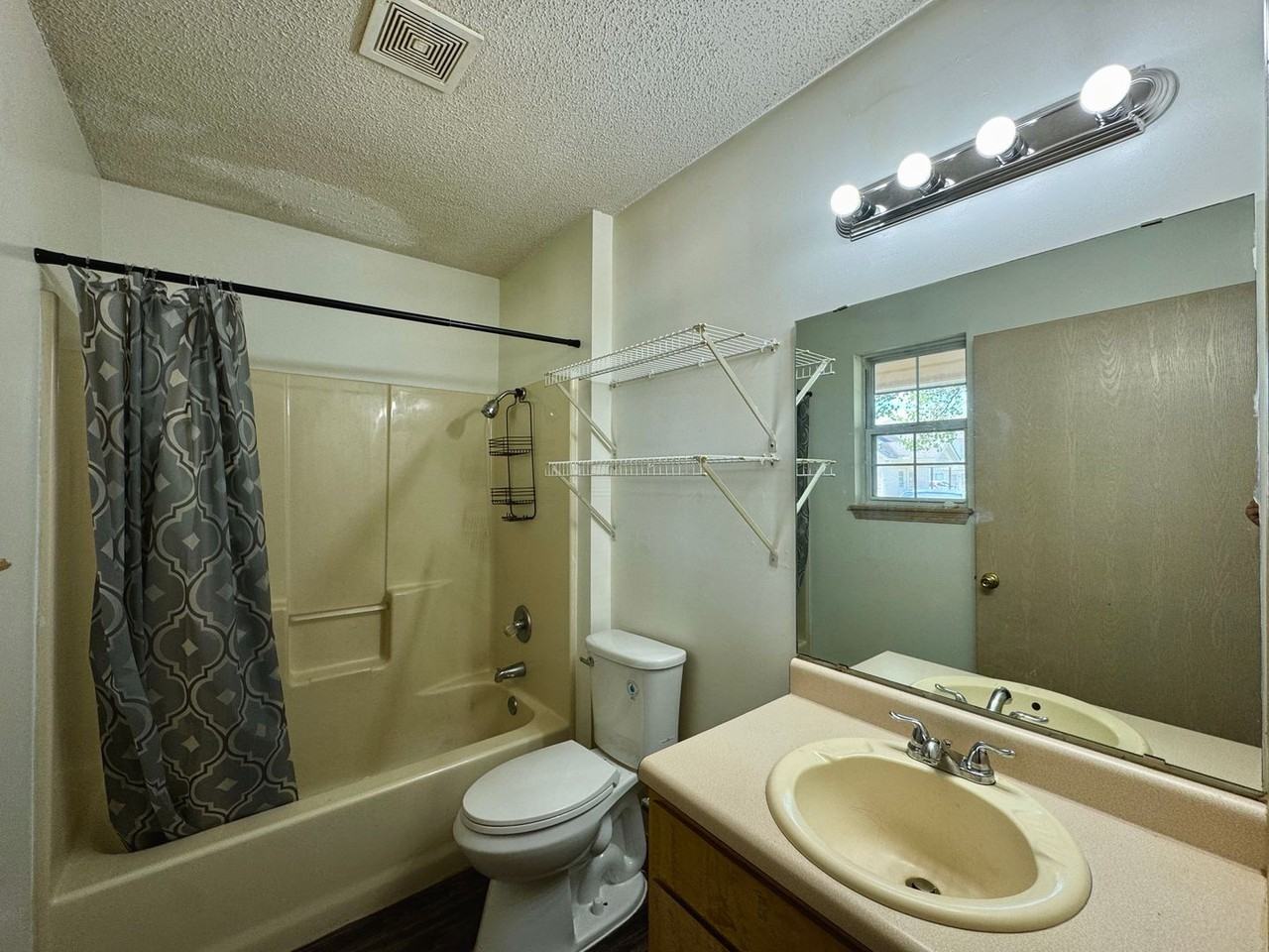 Curia Creek Apartments 1 - Photo 4 of 33
