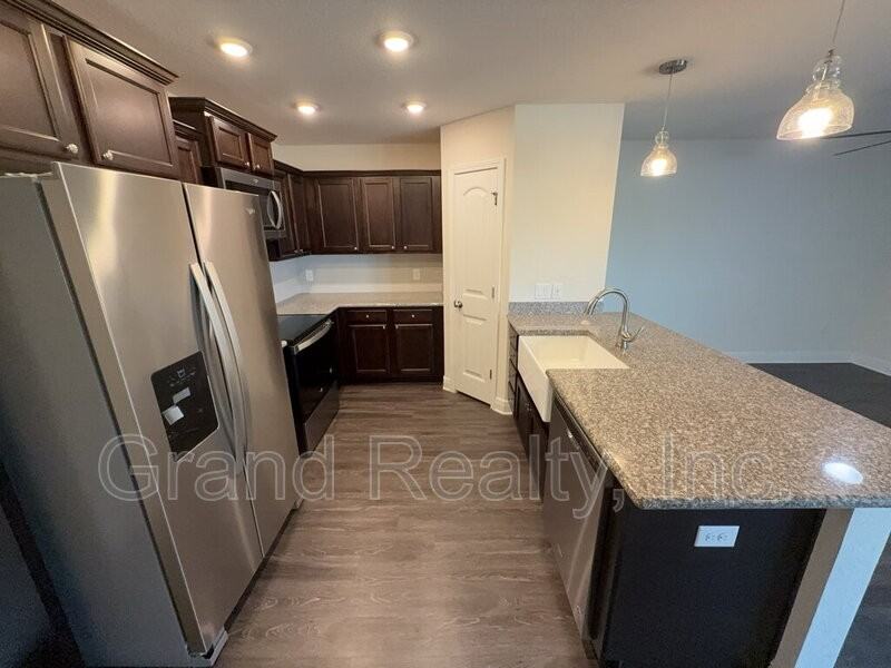 5033 Peach Dr - Photo 4 of 21