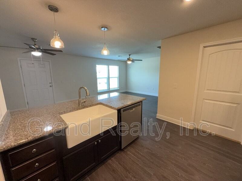 5033 Peach Dr - Photo 6 of 21