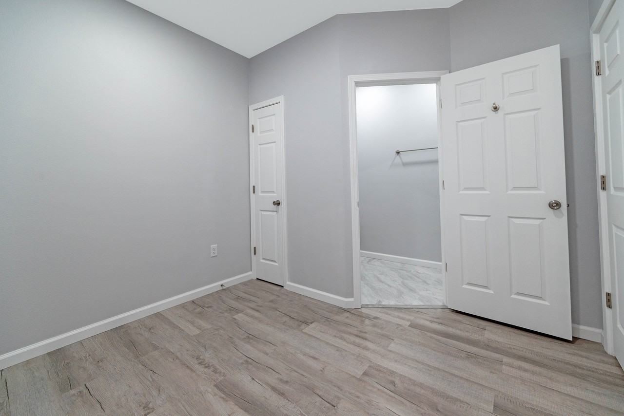 805 Avenue K - Photo 2 of 17