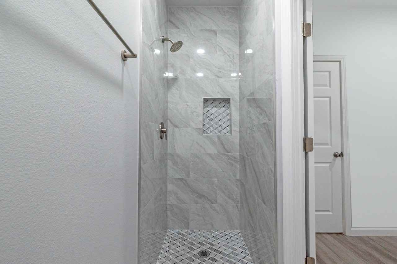 805 Avenue K - Photo 4 of 17