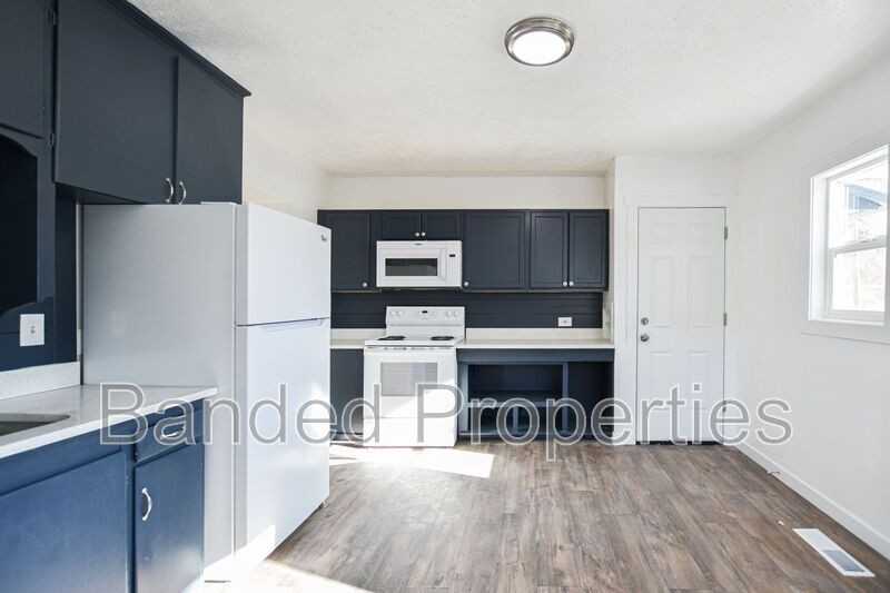 627 23rd St - Photo 2 of 11
