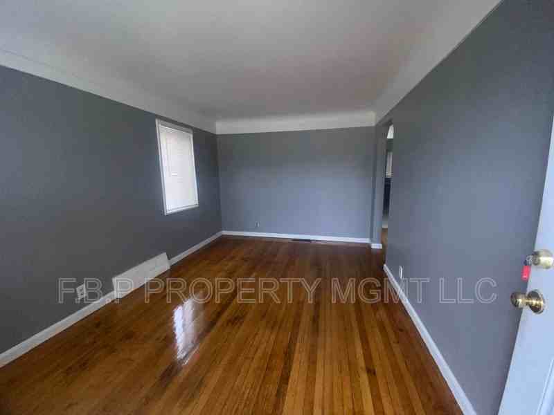 7600 Pierson St - Photo 2 of 9