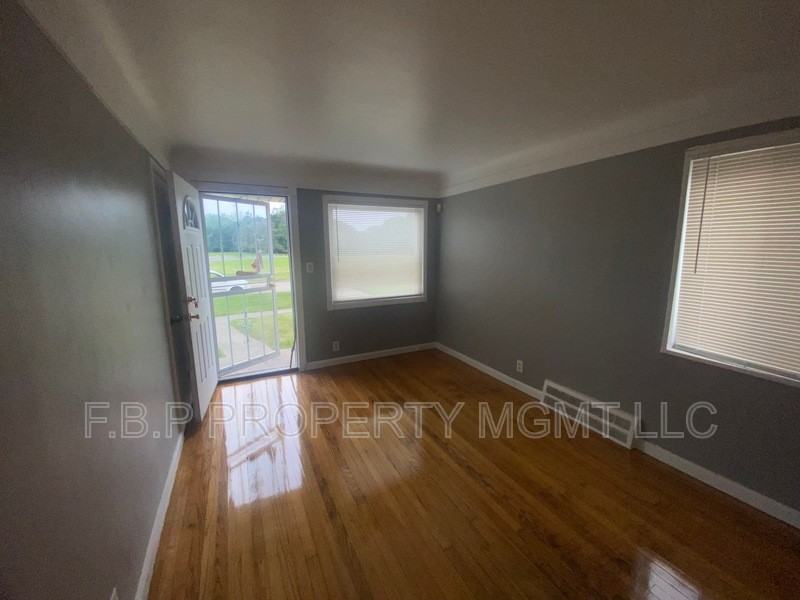 7600 Pierson St - Photo 3 of 9