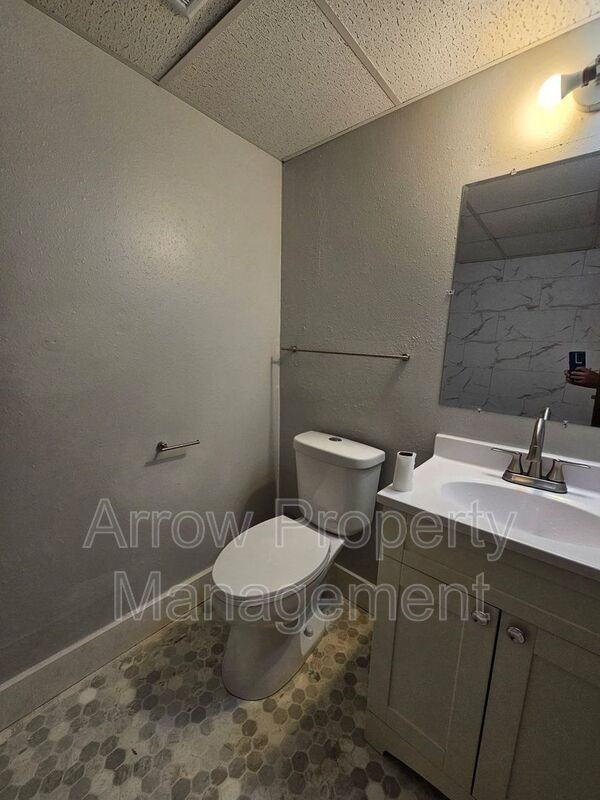1300 E H St #25 - Photo 5 of 11