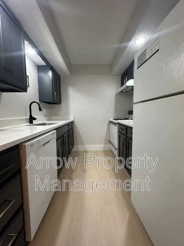 3341 Holdrege St #7 - Photo 4 of 9