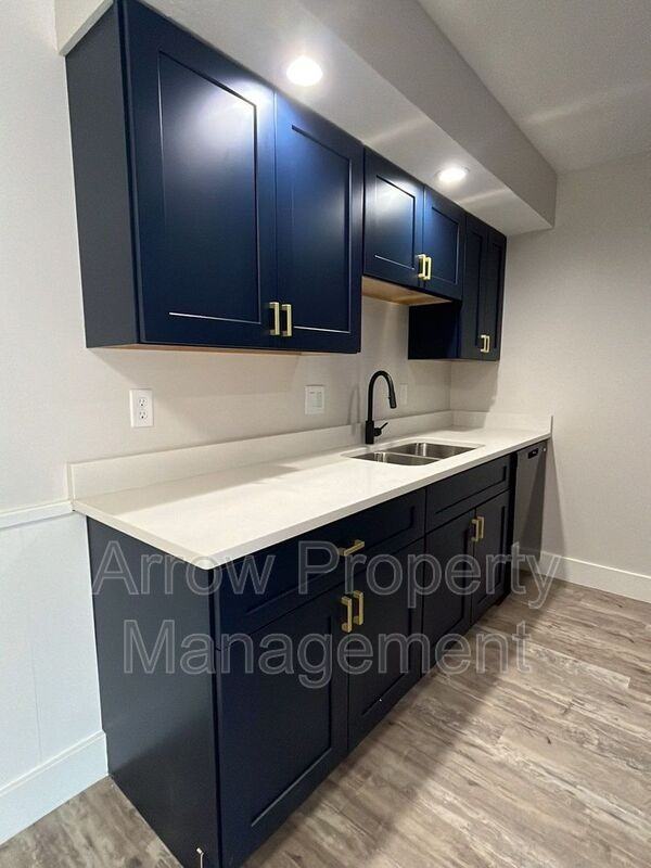3341 Holdrege St #7 - Photo 5 of 9