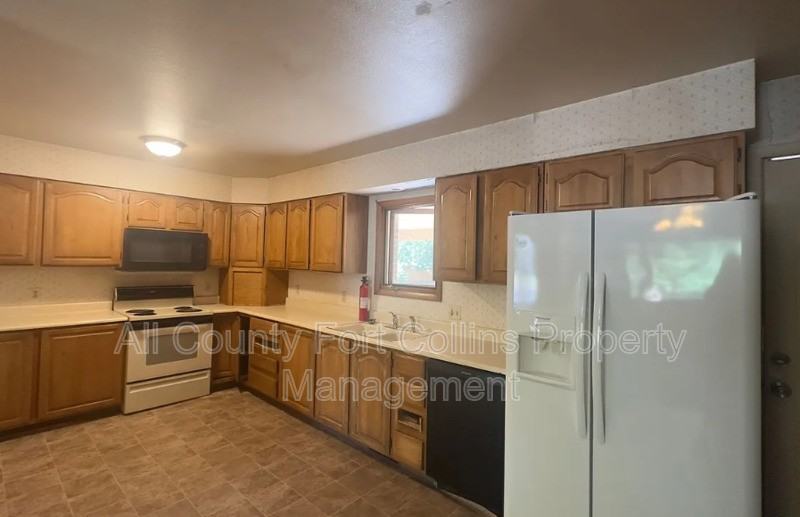 1401 Skyline Dr - Photo 3 of 9