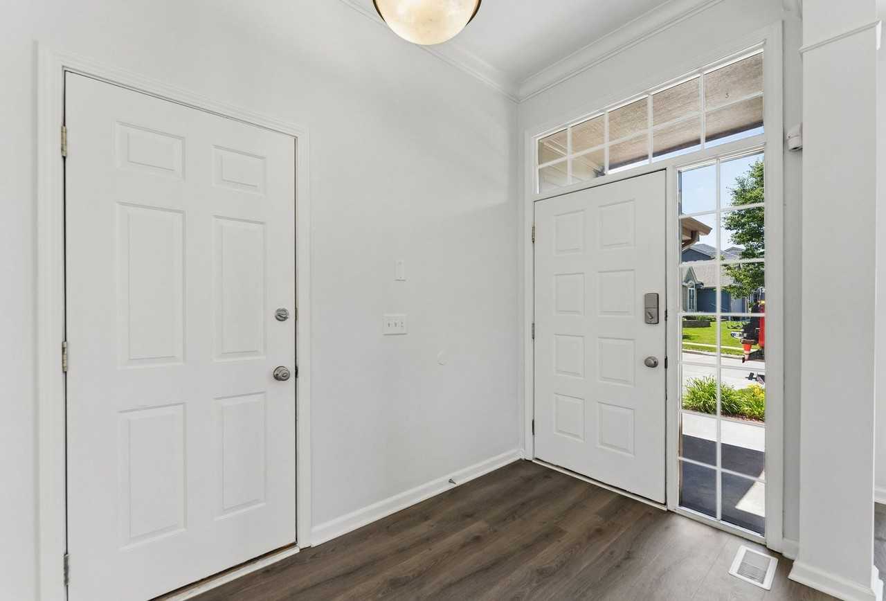705 S 186th St - Photo 3 of 38