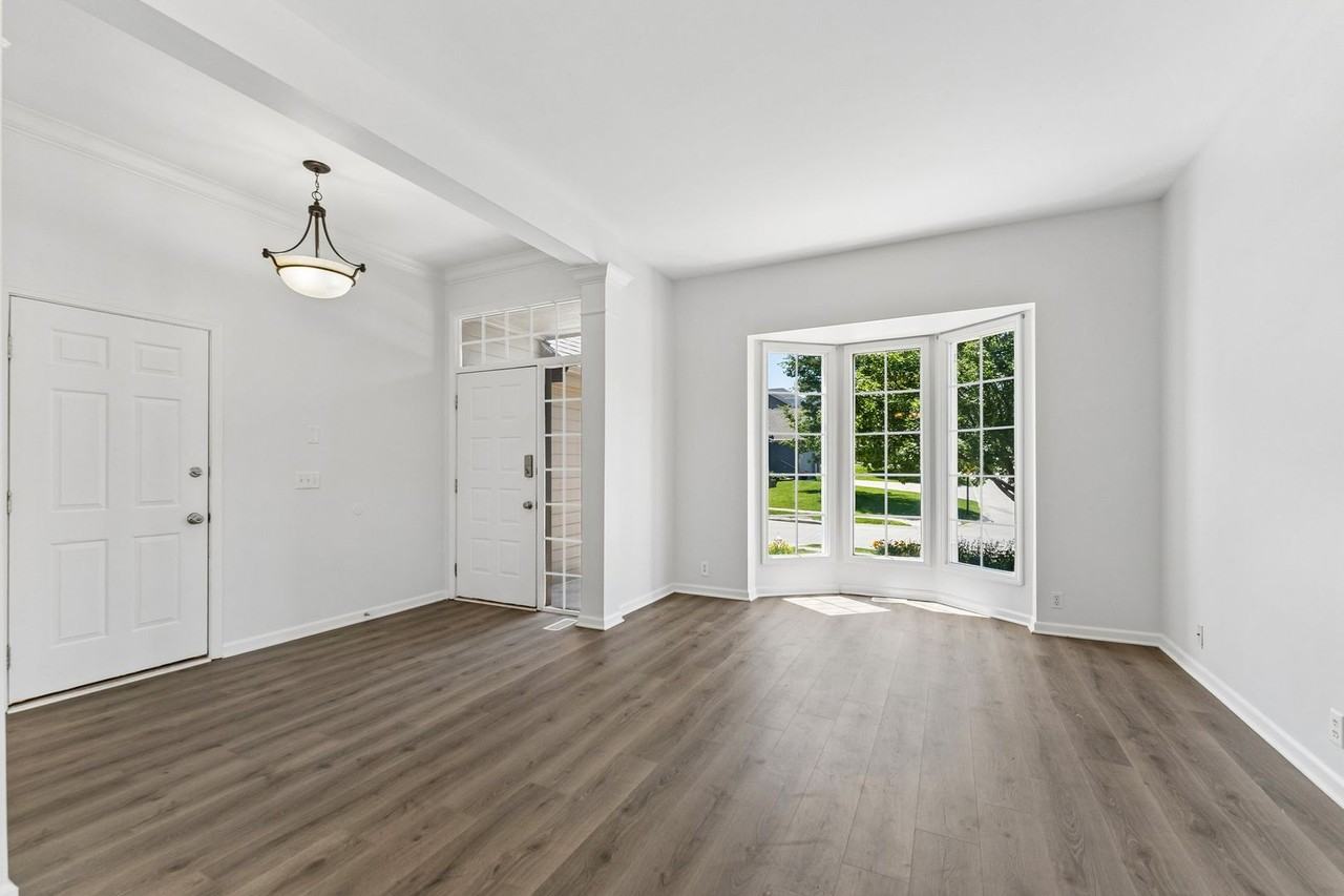 705 S 186th St - Photo 4 of 38