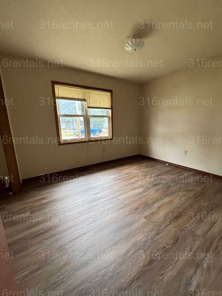 1010 S Topeka St - Photo 2 of 15