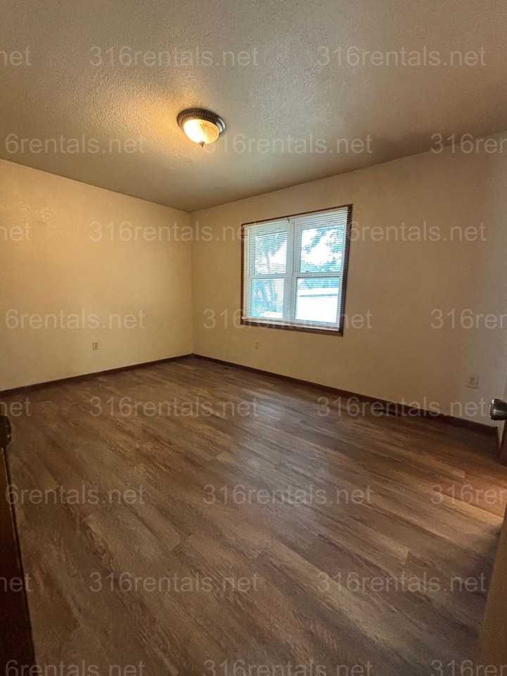 1010 S Topeka St - Photo 3 of 15