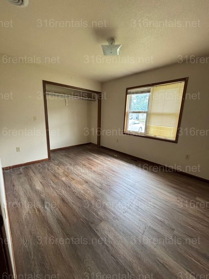 1010 S Topeka St - Photo 4 of 15