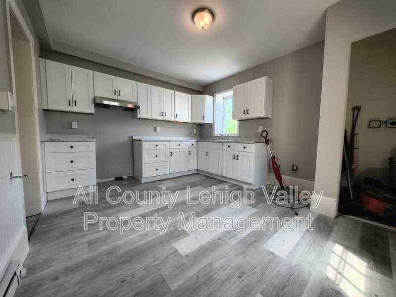 427 W Berwick St - Photo 2 of 14