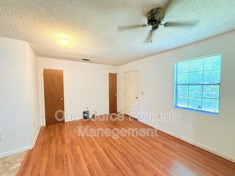 915 W Clark St #F - Photo 4 of 10