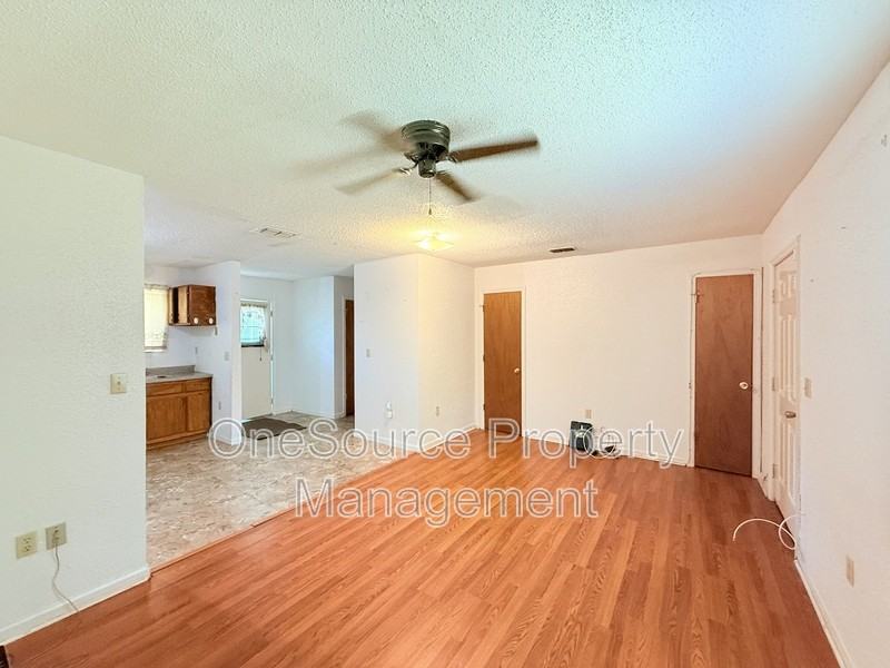 915 W Clark St #F - Photo 5 of 10