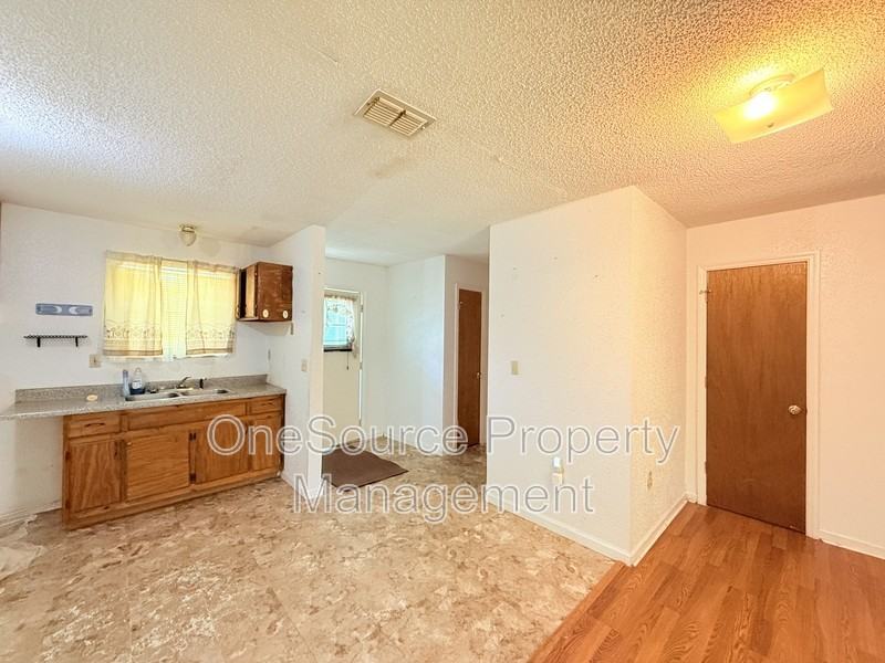 915 W Clark St #F - Photo 6 of 10