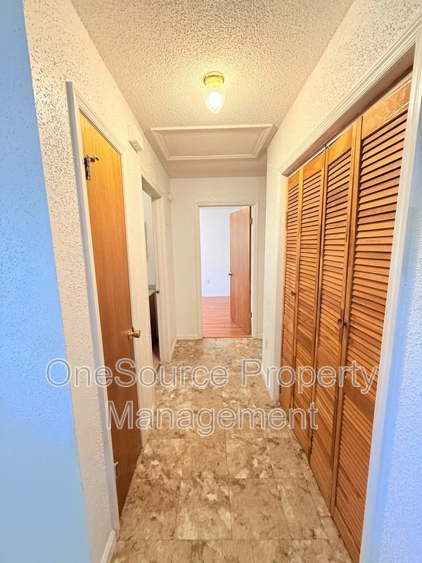 915 W Clark St #F - Photo 7 of 10