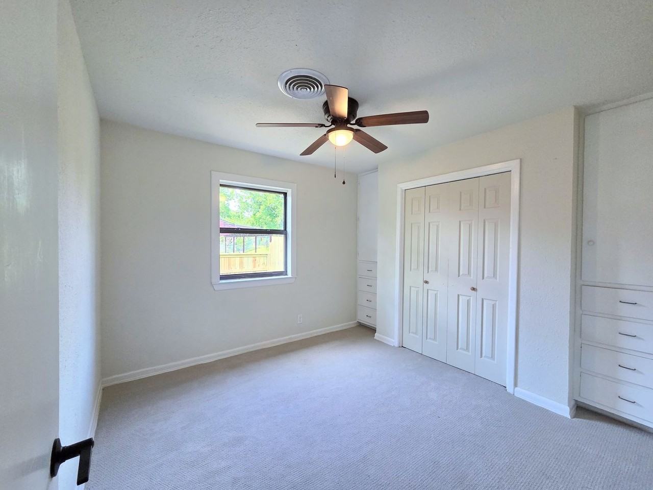 217 Ross Ave - Photo 6 of 26