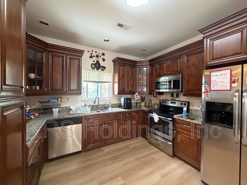 5748 Burrell Ave - Photo 3 of 18