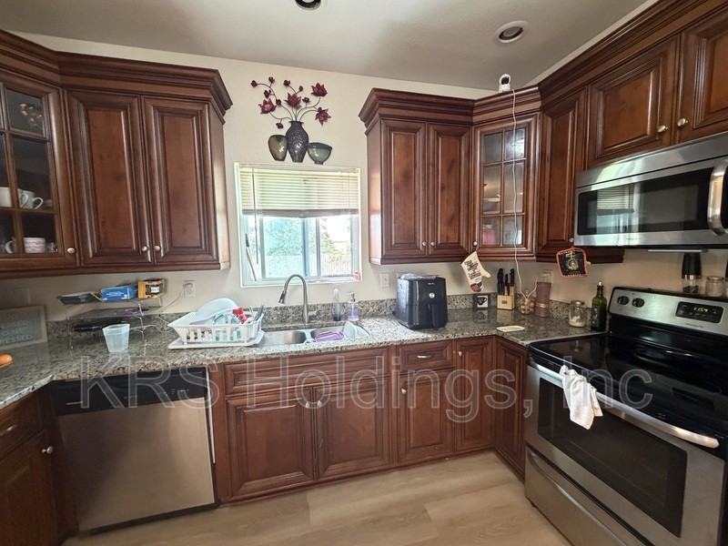 5748 Burrell Ave - Photo 4 of 18